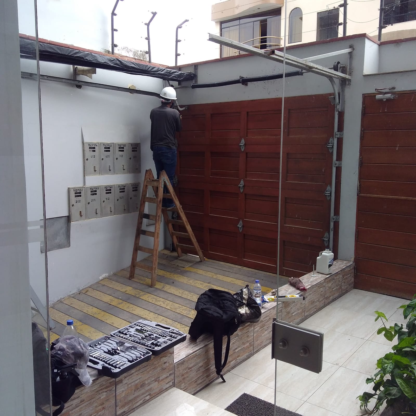 Puertas y portones en madera maciza